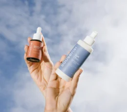 Mãos segurando o sérum de bakuchiol e o sabonete facial Soft Clean Sousènsi