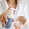 Mulher aplicando o sabonete facial Soft Clean Sousènsi na palma da mão