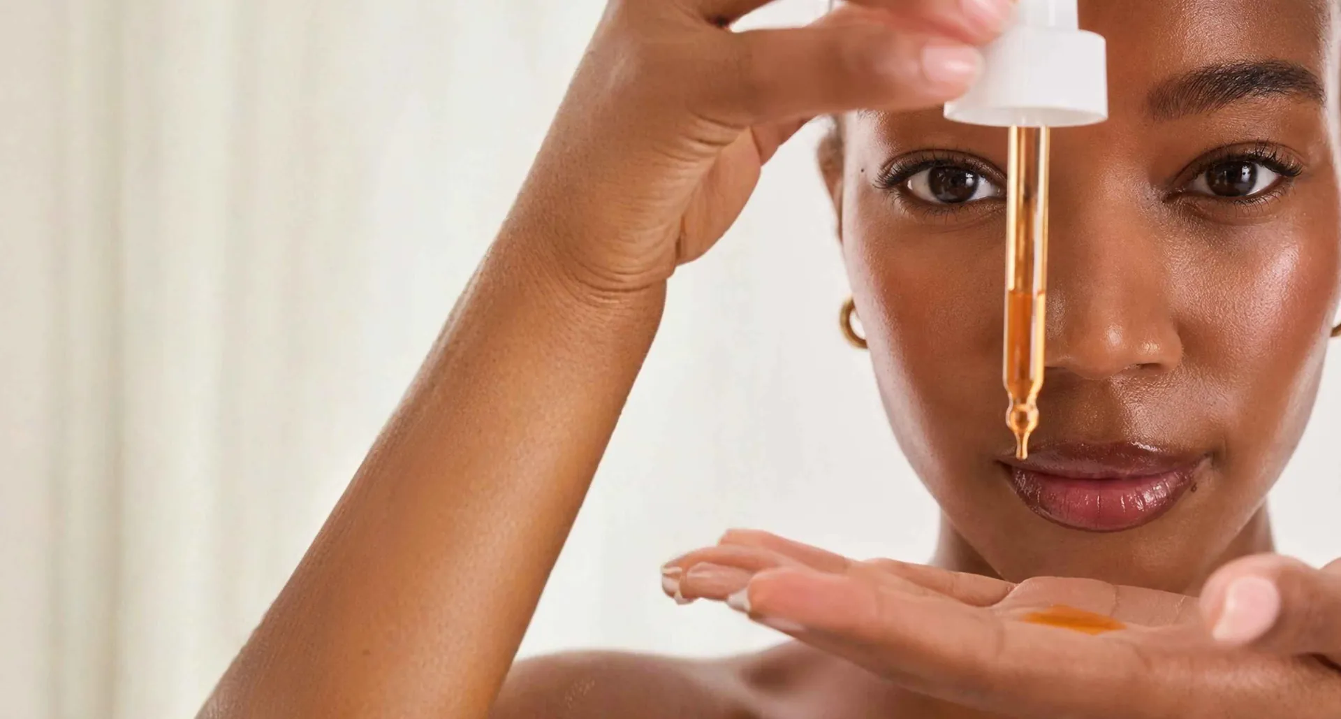 Sérum Bakuchiol Biocellular Sousènsi aplicado com conta-gotas